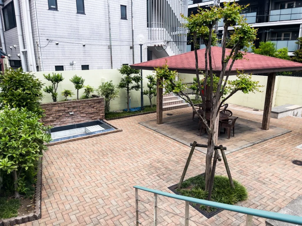 大学中庭の参考写真